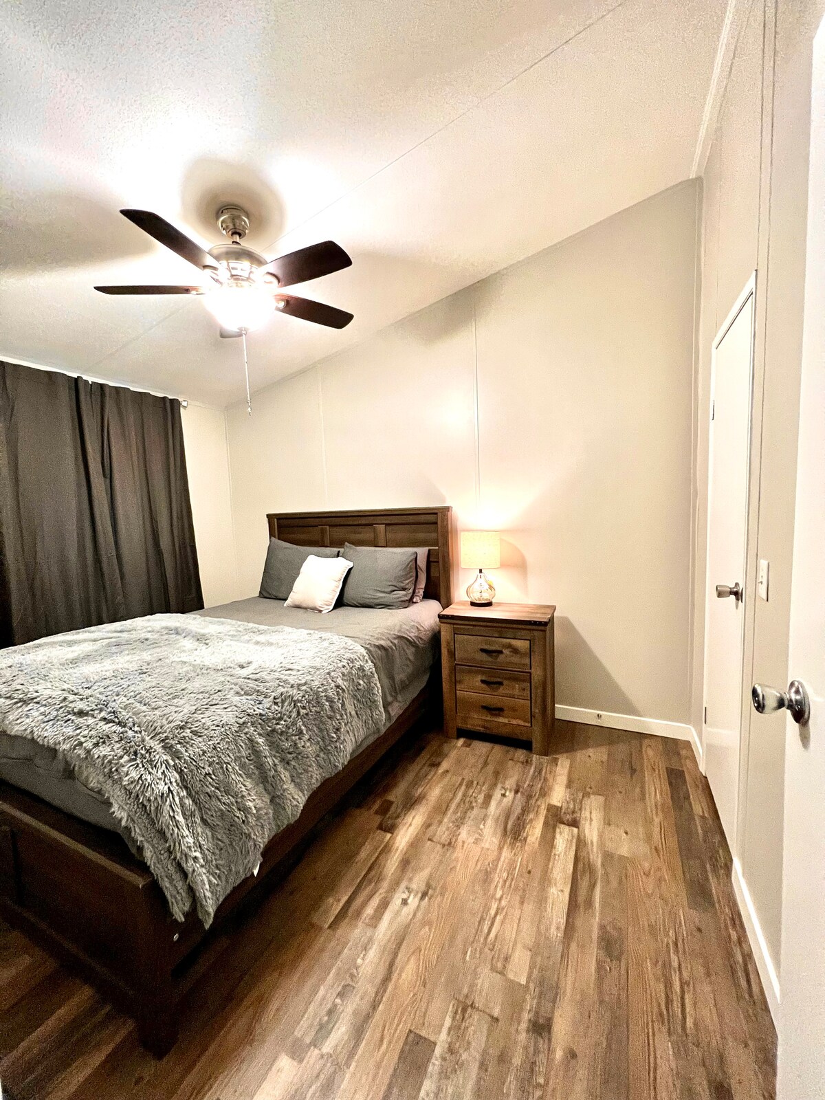 Трета спалня - килер и лампа с USB порт 