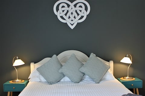 The cottage at Kilmuir Park
HI-30461-F