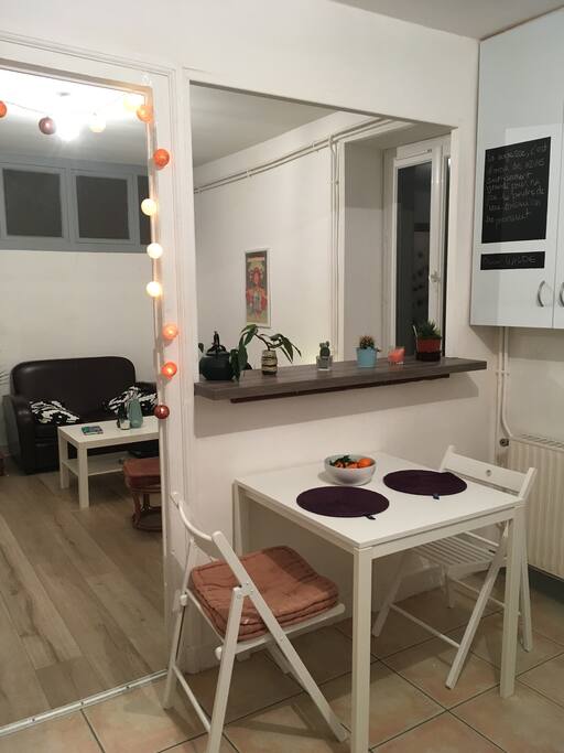Espace repas avec bar ouvert sur salon