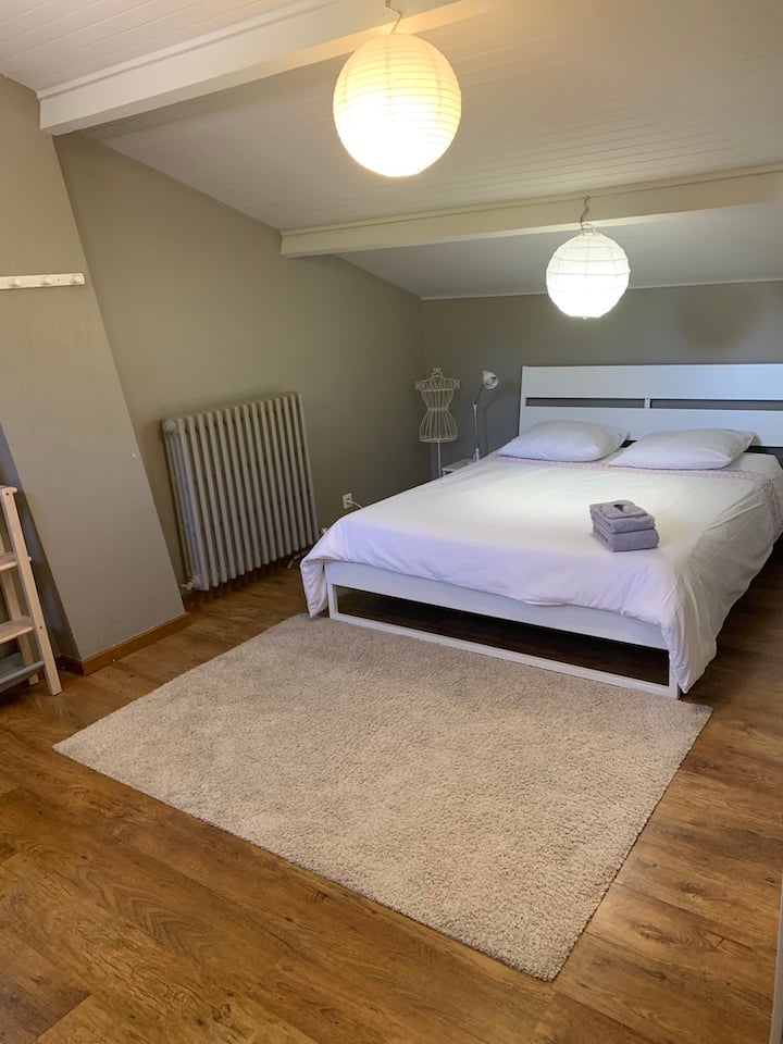 Bedroom 5: Very spacious bedroom upstairs, air-conditioned, double bed 160x200.
Room 5: very spacious bedroom, airconditioning, double bed 160x200.