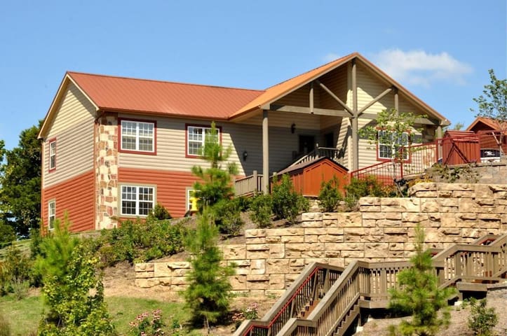 One Bedroom Condo at The Lodges at The Great Smokey Mountains (A512)