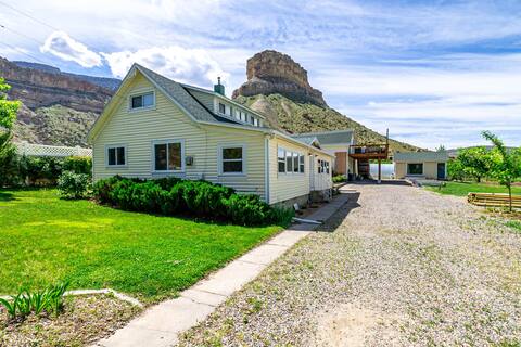 Farmhouse surrounded by orchards w/ patio, hot tub