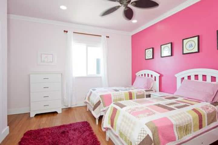 Dječja spavaća soba na donjem katu s vlastitom kupaonicom