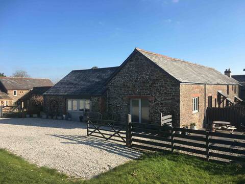3 bedroom character cottage with distant sea views