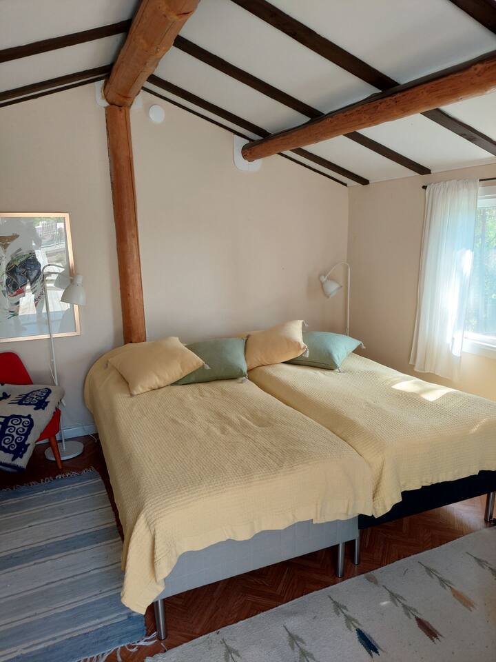 V dome je dom s rozlohou 18 m ², ktorý má dve lôžka v prípade, že sa stanete viac ako 4 hosťami.