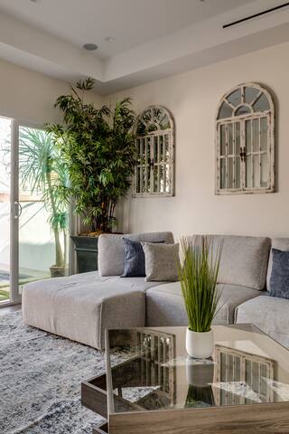 Luxury Villa Los Angeles 5 BD & Pool gallery image 3