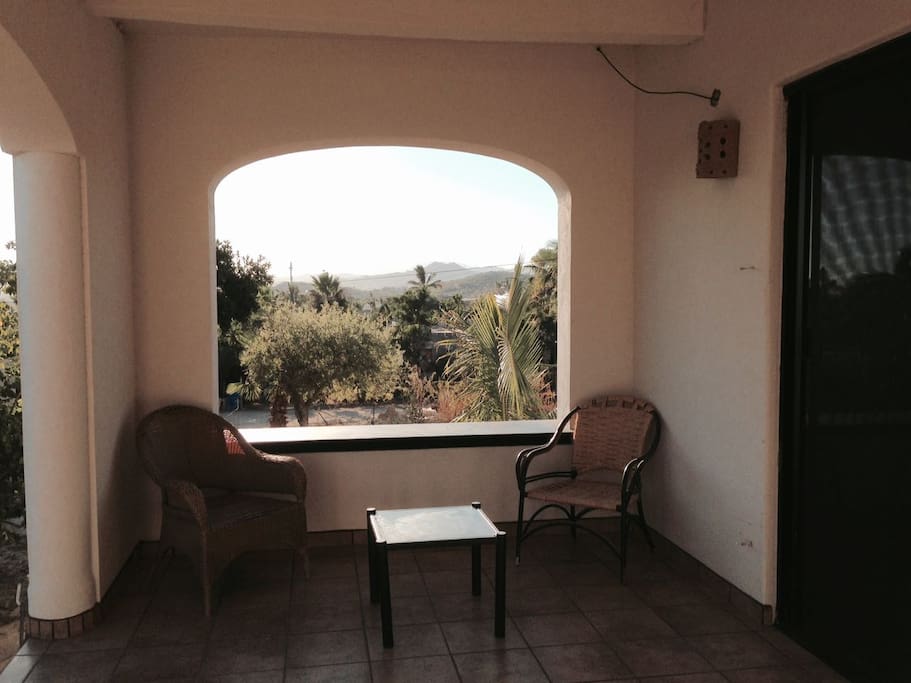 Terraza para pasar el rato o tomar un cafecito por las tardes se ven los espectaculares atardeceres de los cabos, al fondo se aprecia la Cruz representativa de Puerto los Cabos.