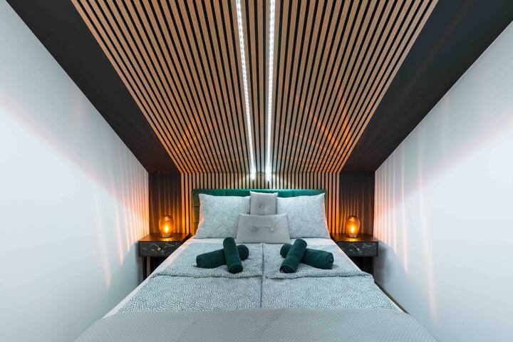 Royal Loft View 4BR Rooftop | Near Center | AC gallery image 5