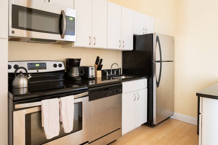 Large Ceilings | Centrally Located 4bed 2bath gallery image 5