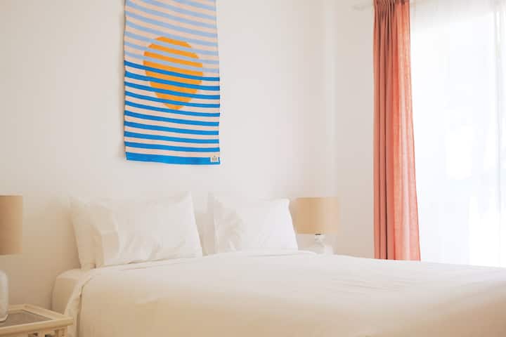 Quarto da Palmeira.
A feminine room on the ground floor with soft morning light.