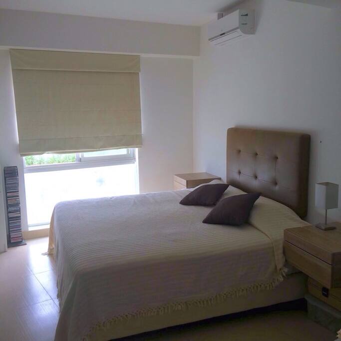 Dormitorio con escritorio y walking closet