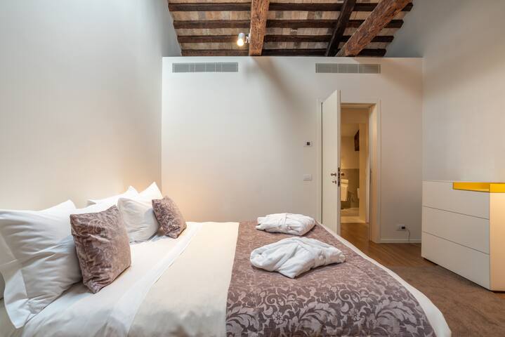 Strolego Attic Apartment with Direct Lift Access gallery image 3