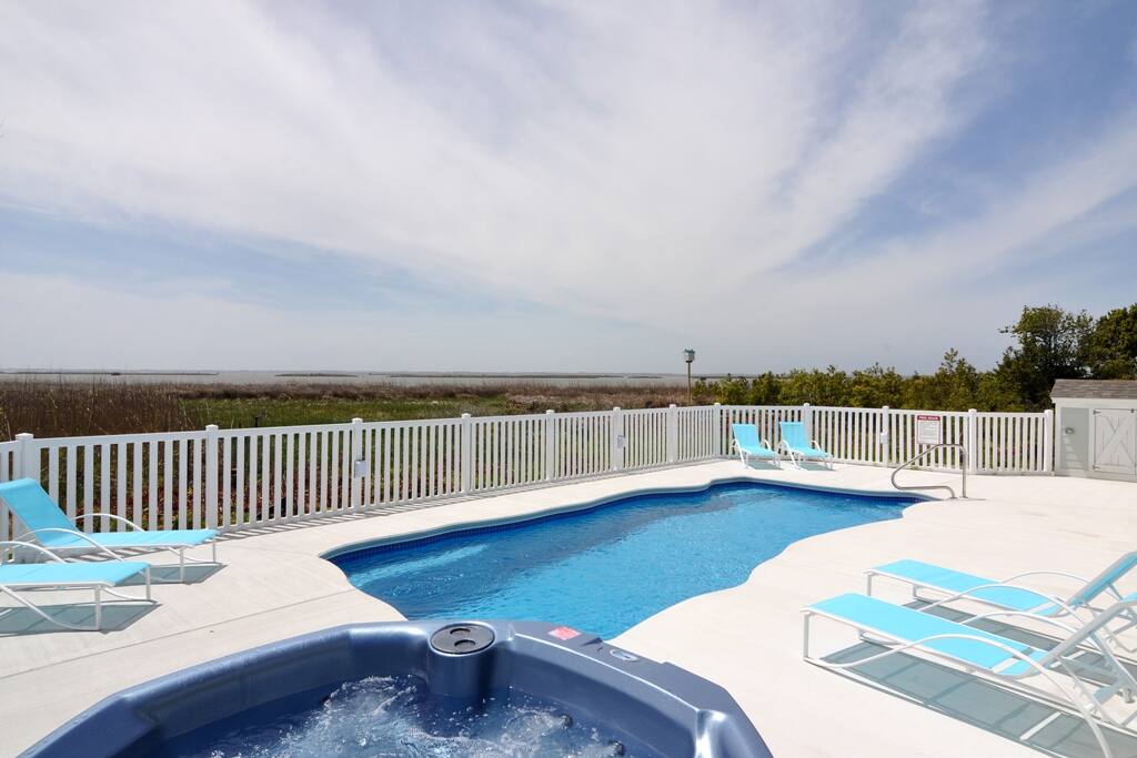 CC415: Biscuit's Breeze | Pool Area