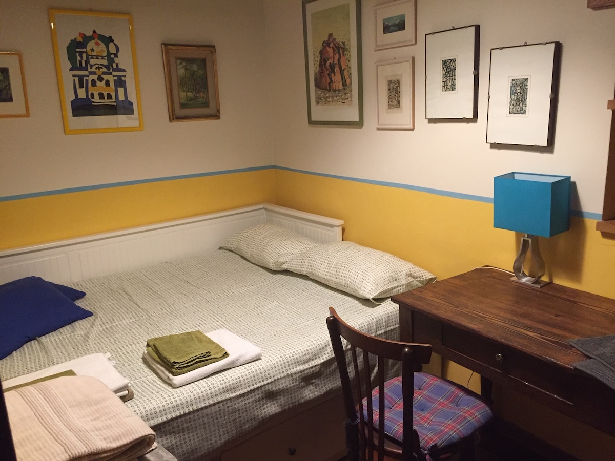 malá spálňa s manželskou posteľou 
malá izba s manželskou posteľou