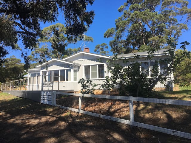 Spring Beach Holiday House gallery image 2