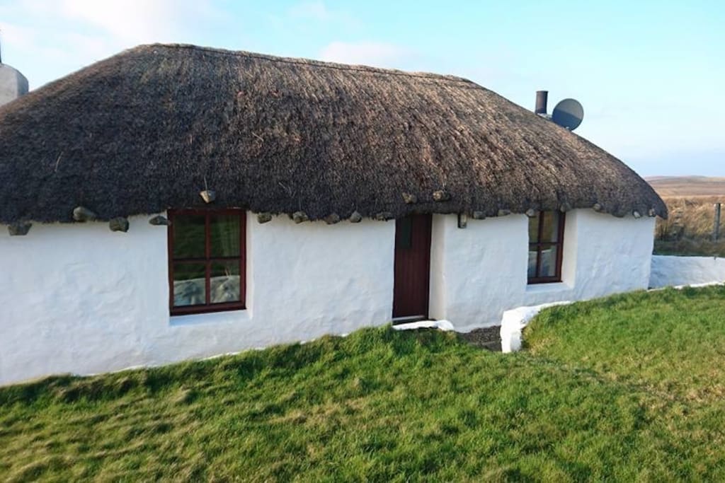 Traditional Thatched Cottage Houses for Rent in Isle Of Skye