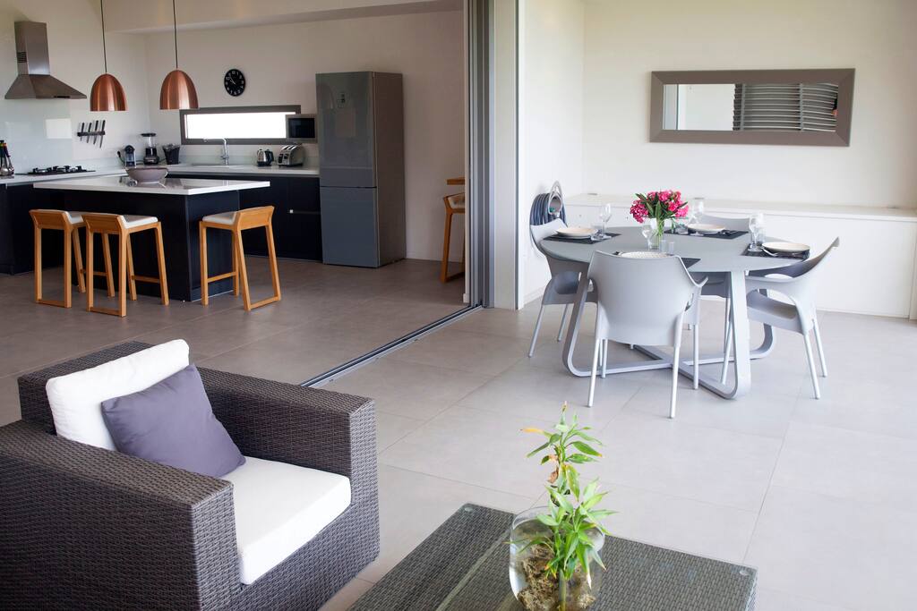 Fully retractable sliding doors giving direct access to the terrace