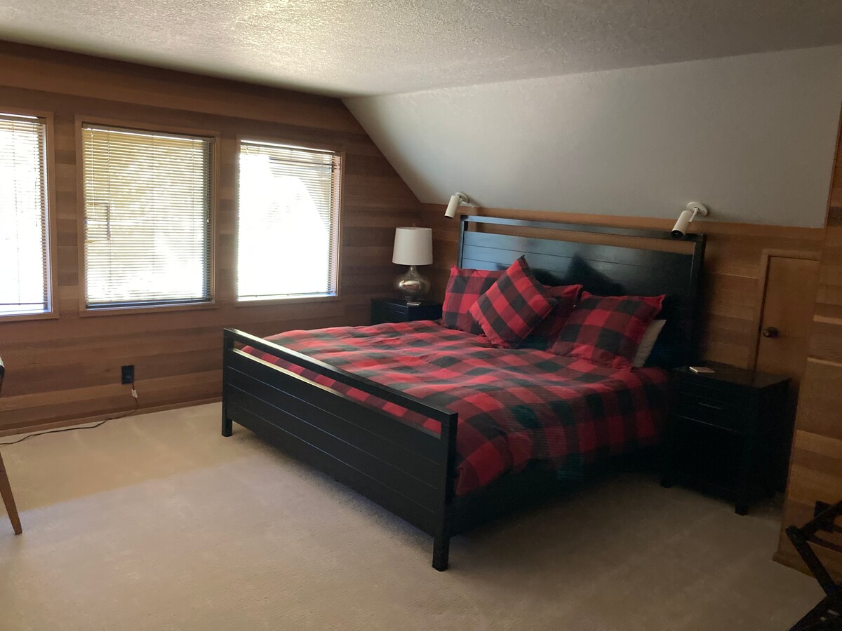 楼上卧室配有加大双人床，这间客房内还有一张漂亮的书桌/工作空间！