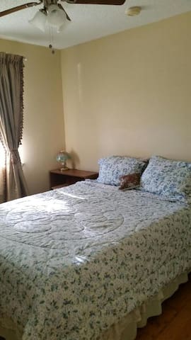 Private comfortable bedroom close to NOLA Airport