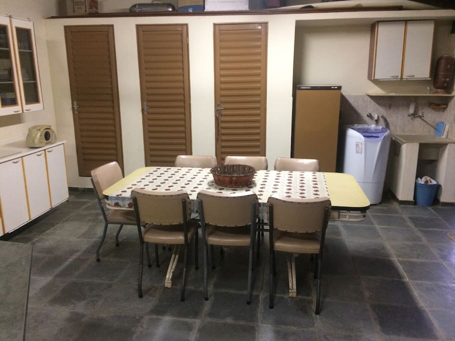 Mesa de refeições e lavanderia c/máquina lavar roupas