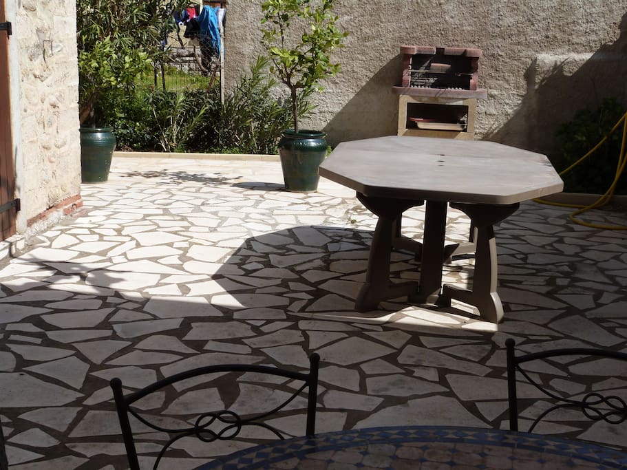 terrasse très ombragée l été par un magnifique mûrier platane