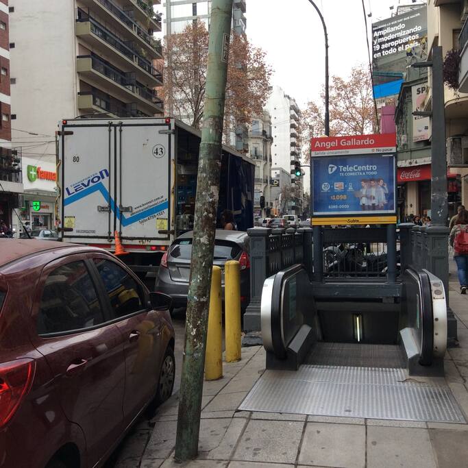 Está es la estación del metro Angel Gallardo ,se encuentra a escasos cinco metros de la entrada del edificio