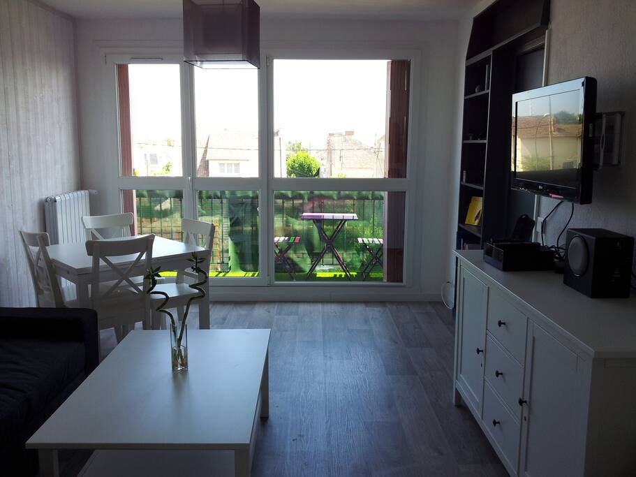 Salle de vie avec balcon