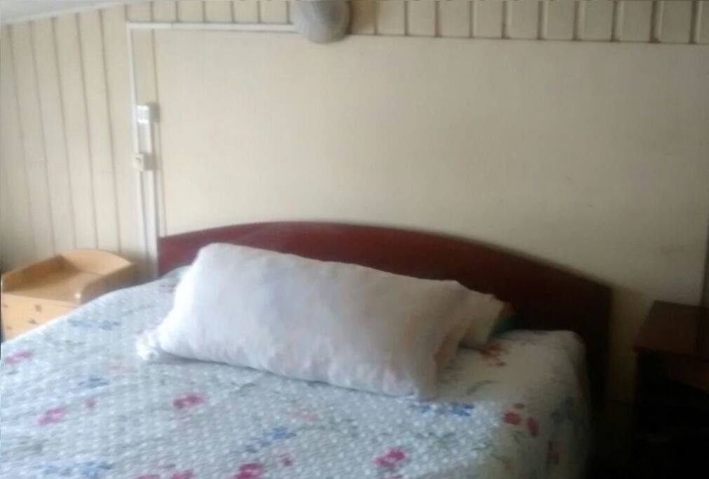 Cama de dos plazas y se adiciona una cuna de ser necesario.