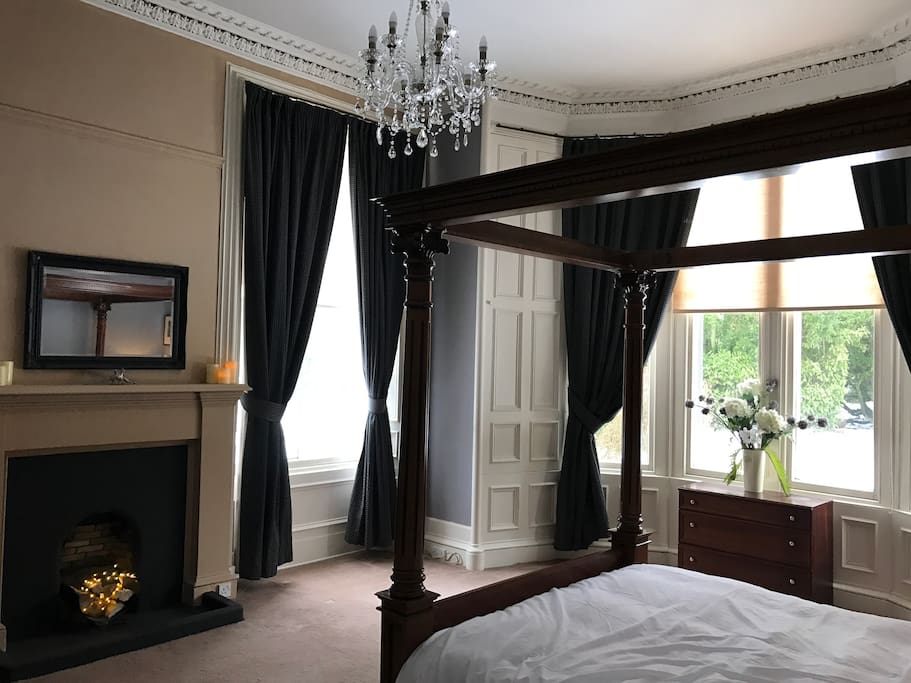 Deluxe four poster bedroom