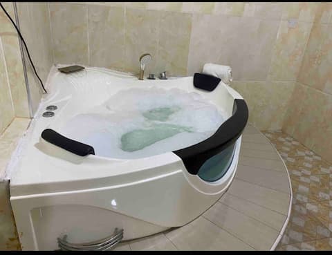 Jacuzzi Penthouse @ West Hills