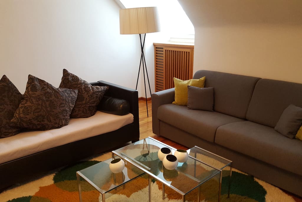 Sitzecke, das graue Sofa ist das Schlafsofa