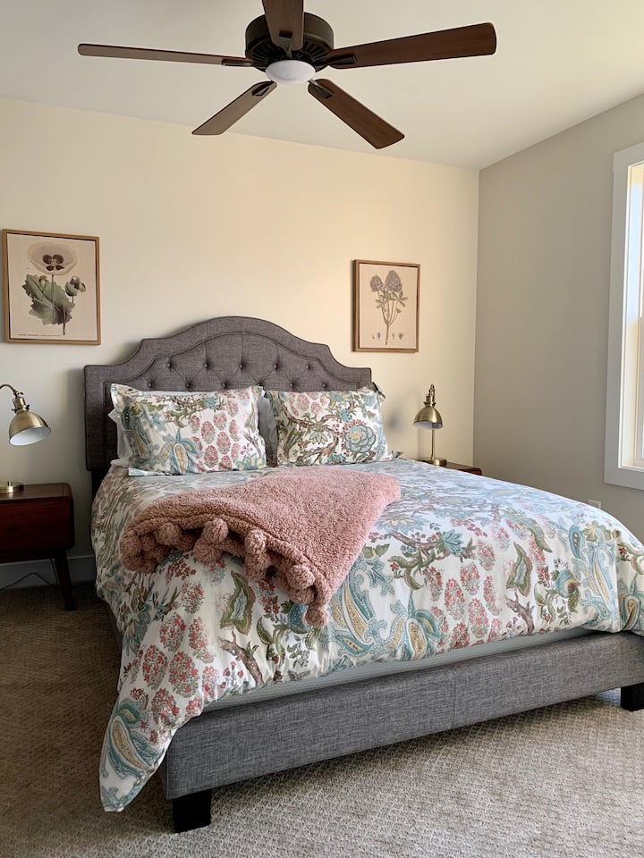 1号标准双人床卧室，带男女共用全功能卫生间。 