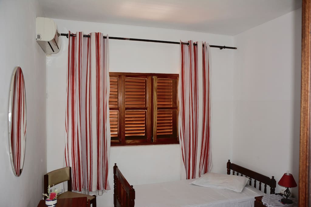All rooms have optional air conditioner for an additional fee (Todos os quartos têm ar condicionado, opcional por uma taxa adicional).