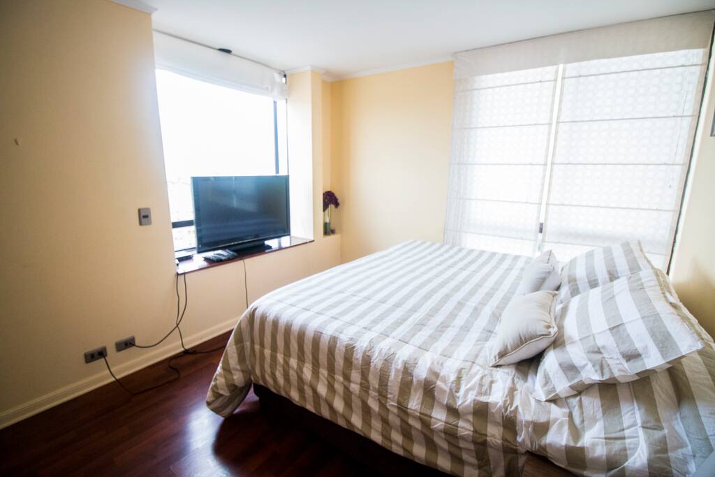 Habitación principal con baño privado.
TV 48''
Ambas ventanas con vista a la ciudad