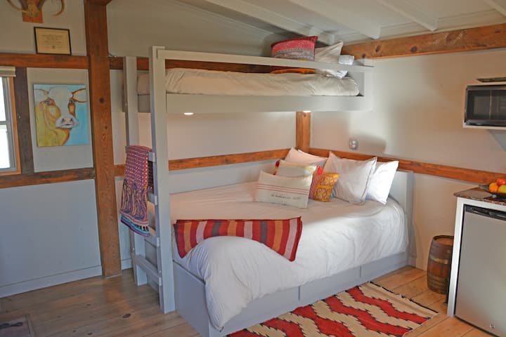  Malkia wa kifahari na vitanda viwili vya ghorofa vyenye magodoro mazito, mito mingi na mashuka na mablanketi ya ziada.  Taa za juu zinazoweza kupunguka huangaza kitanda cha chini cha malkia. 