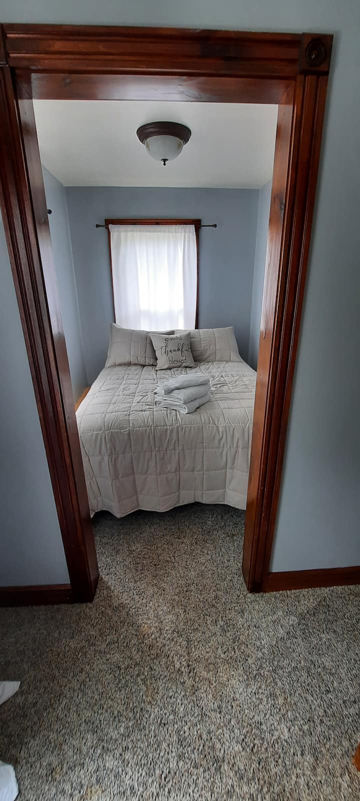 Dormitorio delantero con cama queen en un pequeño rincón. (Colchón inflable debajo si es necesario)