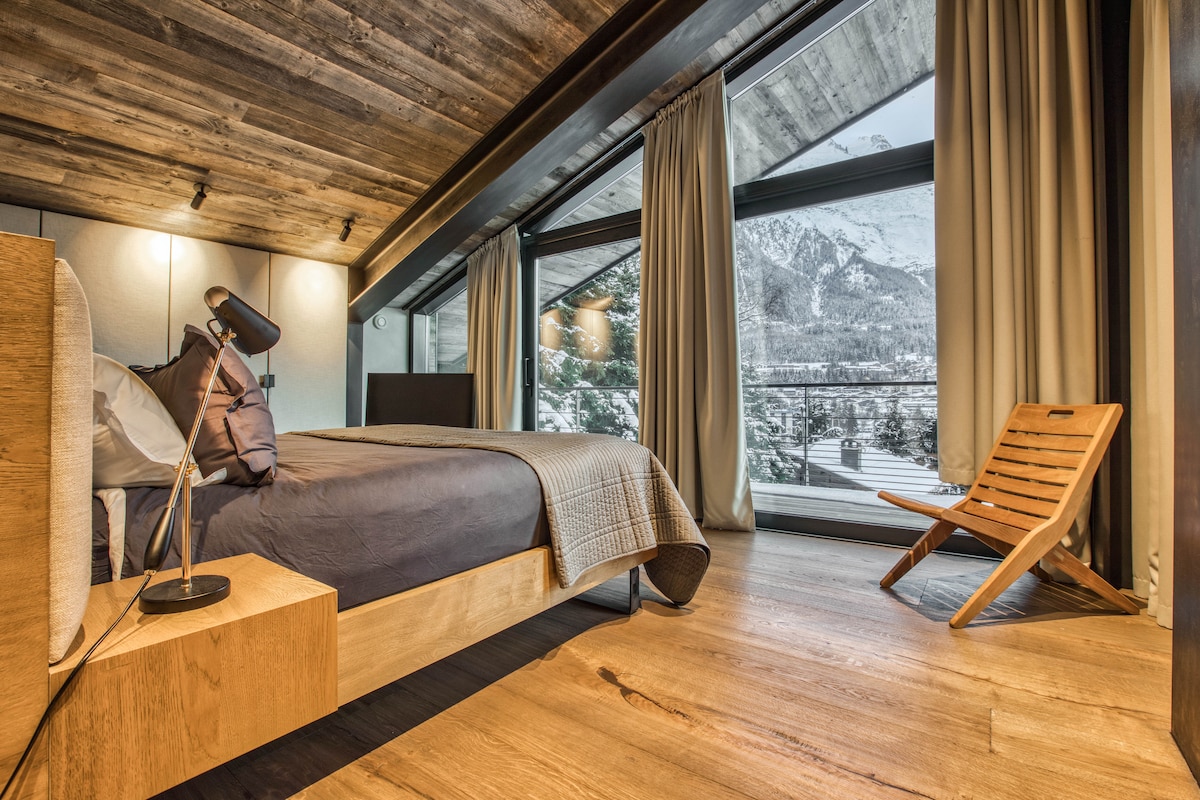 La meilleure vue de tout chalet de Chamonix peut offrir : le Mont Blanc, l'Aiguille du midi et le glacier des bossons juste en face