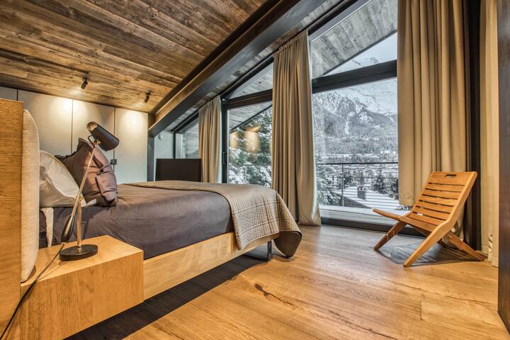 Der beste Blick auf das Chamonix-Chalet - Mont Blanc, Aiguille du Midi und Gletscher des Bossons direkt vor dem Haus