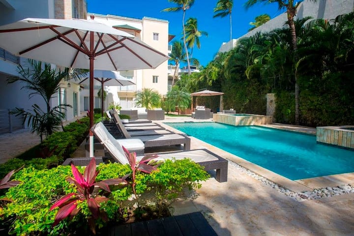 14br Spacious Multi-unit Retreat With Rooftop Plunge Pool - Walk To Beach +Bonus - Punta Cana