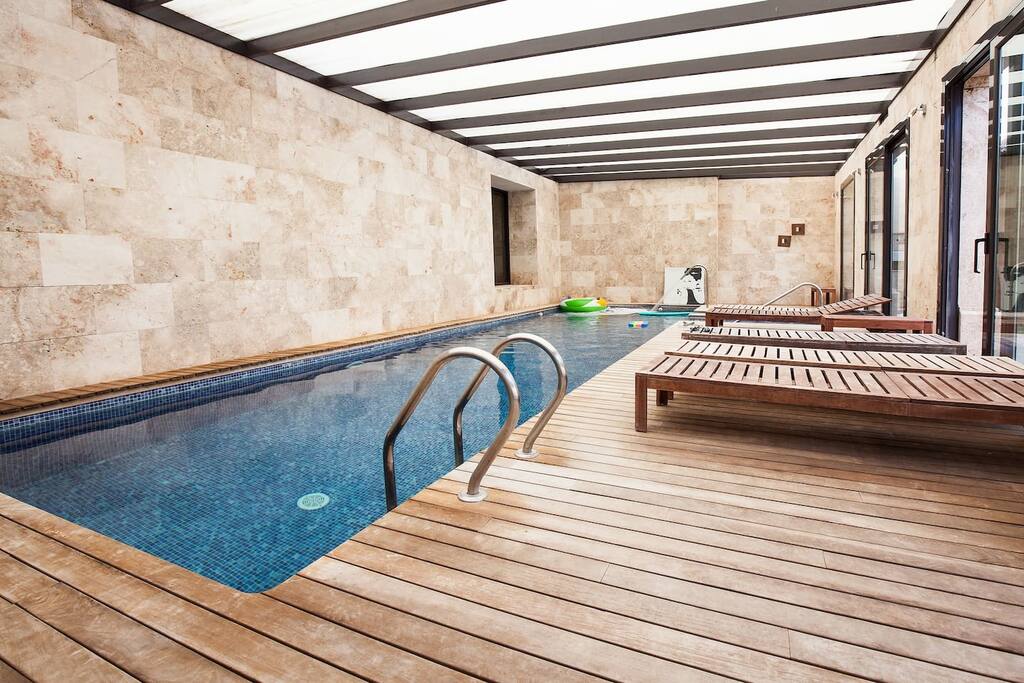 Piscina climatizada con jacuzzi y chorros de masaje.