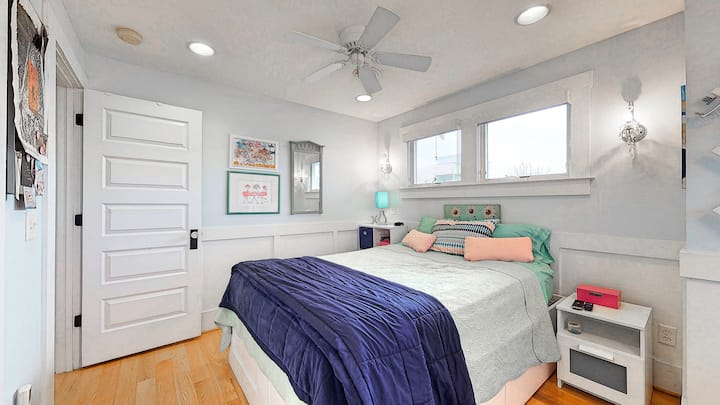 1号卧室有一张标准双人床，配有内置抽屉、床头柜和书架。 还有一台32英寸的电视，配备YouTube电视、Netflix和Hulu。