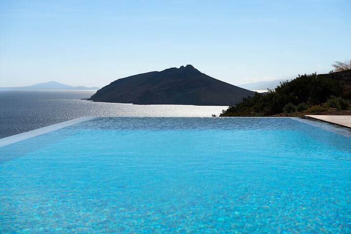 MakMore Villa: Wellbeing Sanctuary with 180° View gallery image 3