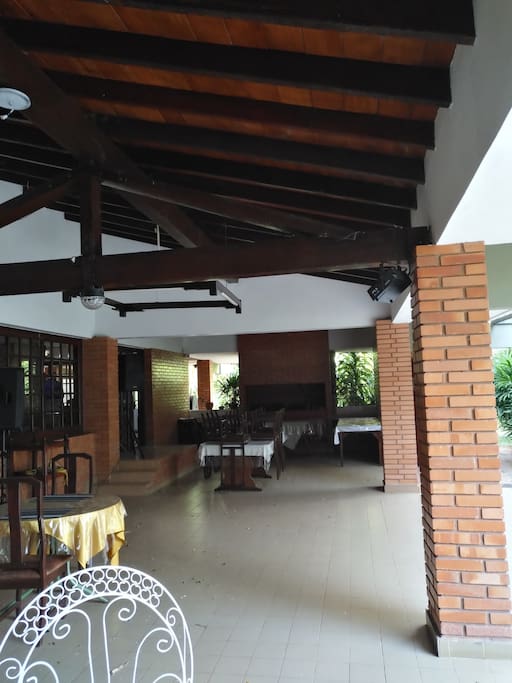 Quincho para desayunar frente a la piscina