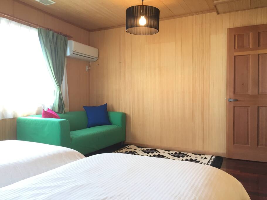 The room has air conditioning, a sofa and a low table.
部屋にはエアコン、ソファ、ローテーブルがあります。