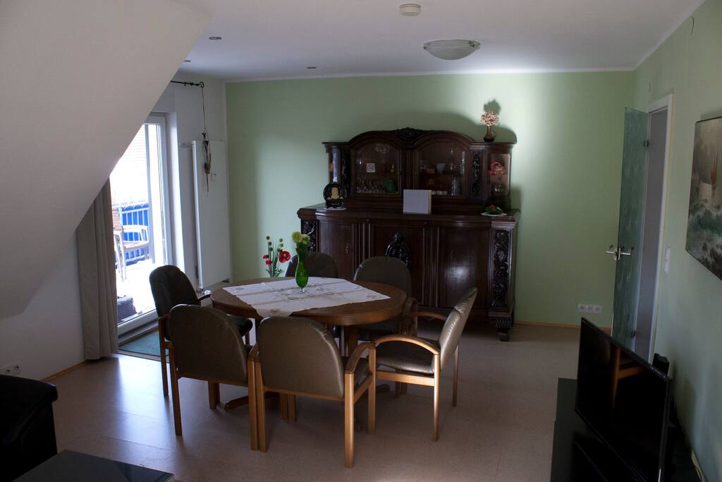 Das Wohnzimmer, Barockes Buffet und Esstisch mit 6 Leder Polsterstülen