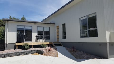 Cedar Cottages Blackmans Bay - Country Suite
