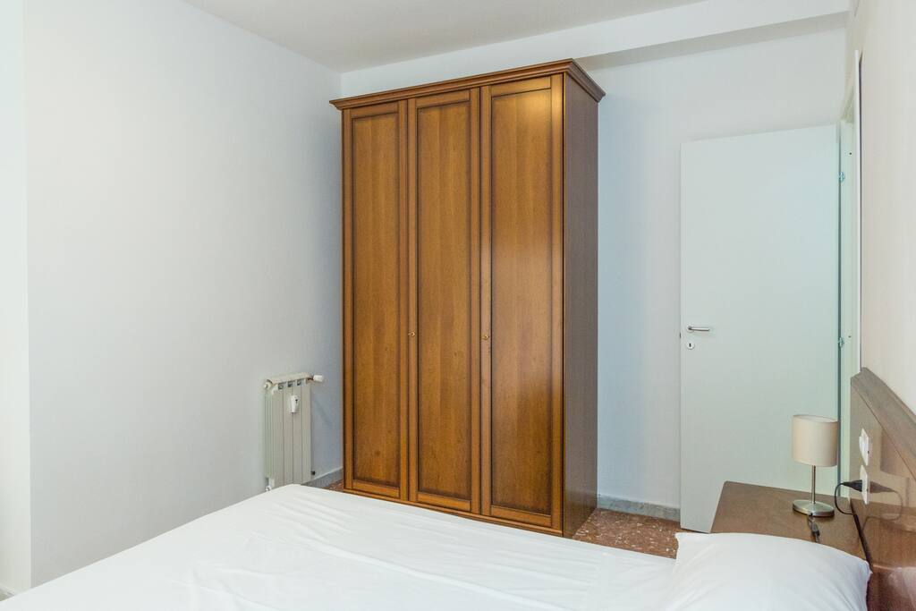 Camera matrimoniale con bagno e balcone privati