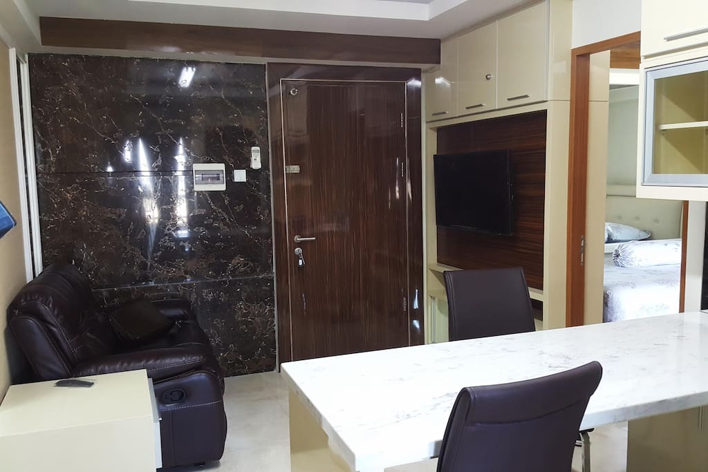 Living Room and entrance door, photo01