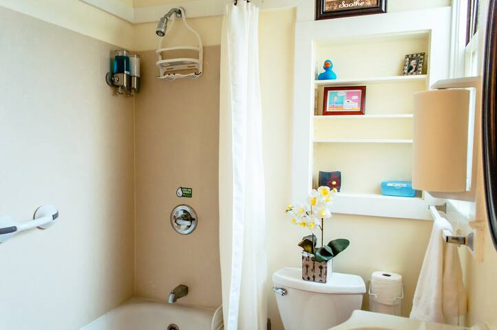 Prime 3BR Flat in Central SF. Perfect for groups! gallery image 5