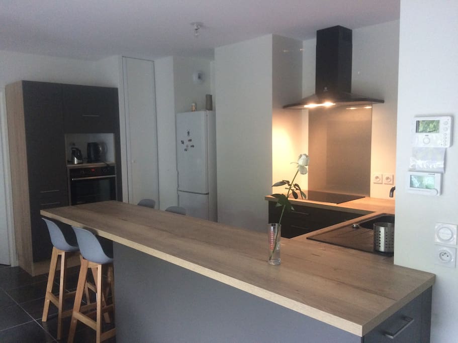 La cuisine et salle à manger. Un grand plan de travail pour préparer confortablement le repas de vos envies. Cuisine équipée d'un four à pyrolyse,
Plaques à induction, lave vaisselle, frigo/congélateur (pour les glaces le soir en terrasse ;) ) et coutellerie professionnelle à disposition.
